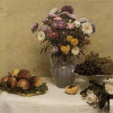Roses blanches, chrysanthèmes dans un vase, pèches et raisins sur une table avec une nappe blanche de Fantin-Latour