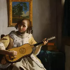 Jeune femme jouant de la guitare